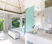 Villa Puro Blanco, Upstairs bathroom